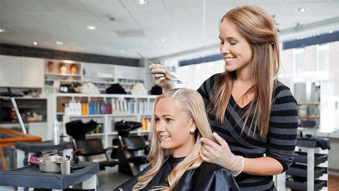 Kundin und Friseurin