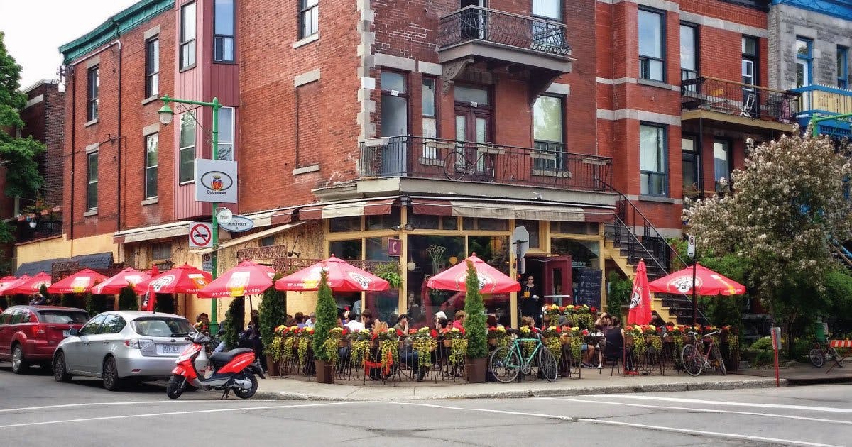 Gastgarten Ausstattung Gastgarten an einer Kreuzung