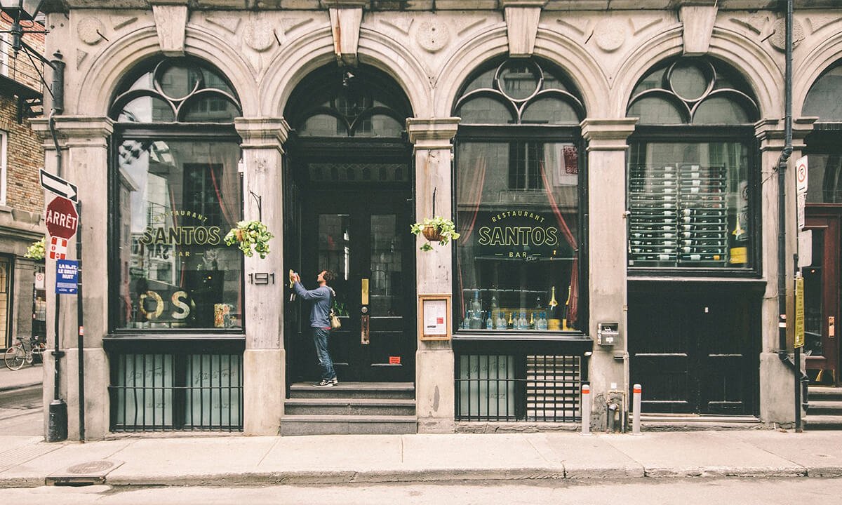Bögen im Altbaugebäude, Cafe an der Ecke
