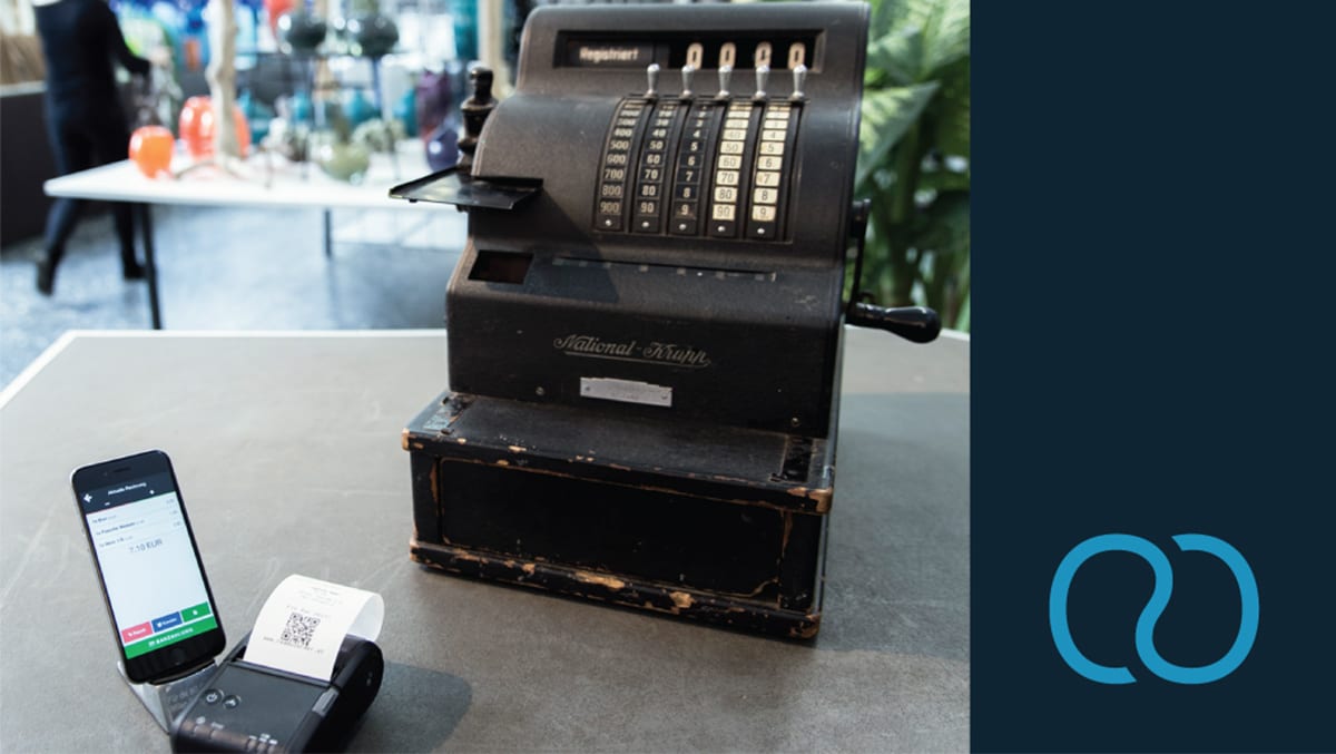 Erste Registrierkasse neben Smartphone Kasse von ready2order