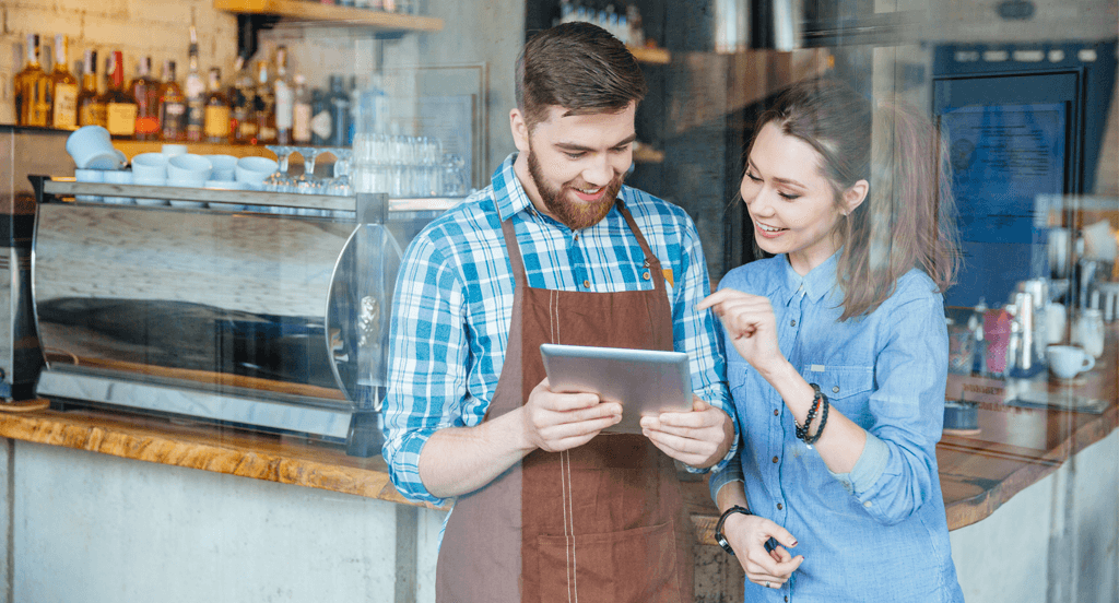 Lokalbesitzer mit Tablet und Kassensystem