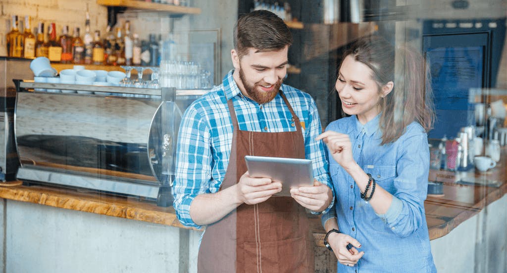 Lokalbesitzer mit Tablet und Kassensystem Lokalbesitzer mit Tablet und Kassensystem