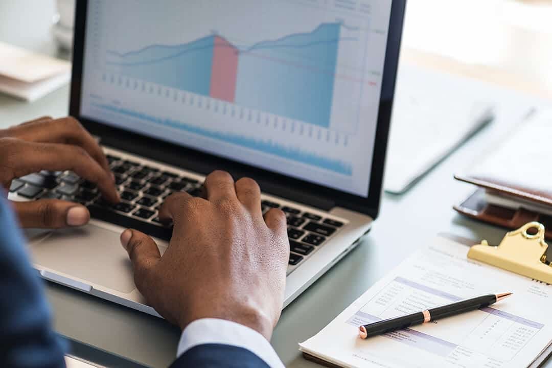 Digitalisierung in KMU Digitalisierung KMU, Unternehmer tippt auf Laptop