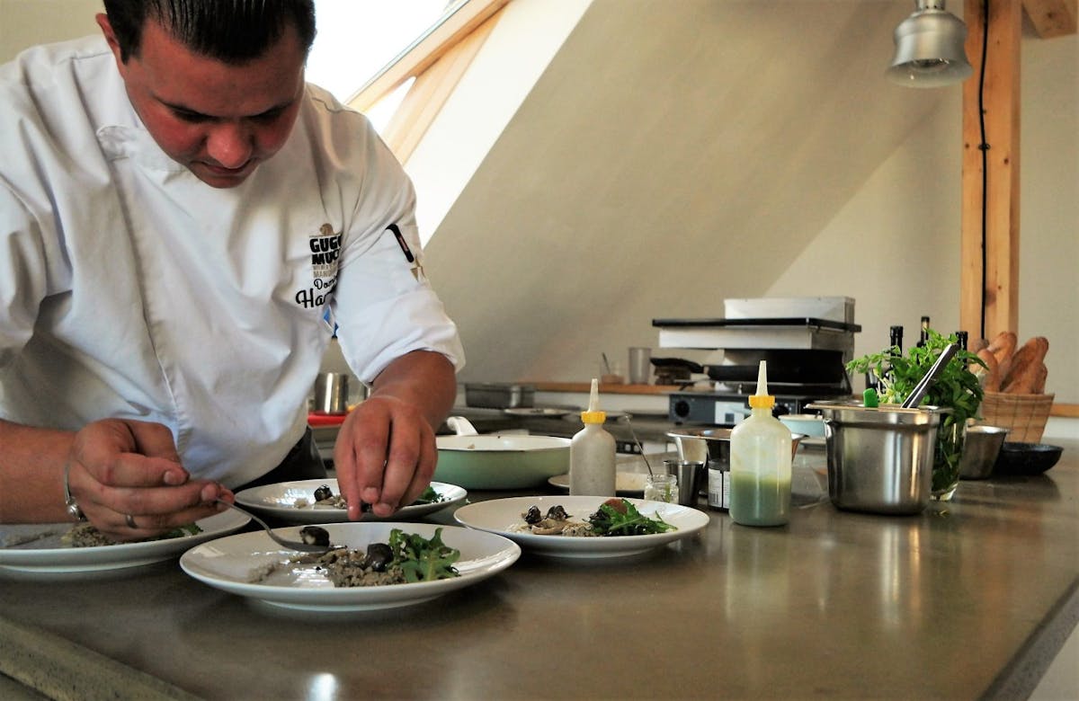Dominik bei der Zubereitung Chefkoch bei der Zubereitung