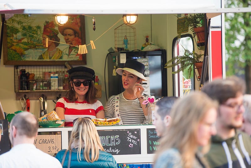 Menschen vor Truck am Streetfood Market