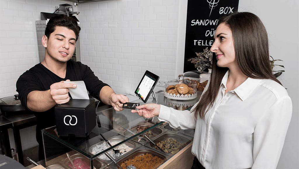 ready2order Kasse im Einsatz Kundin wird in einem Gastronomiebetrieb bedient, bargeldloses Bezahlen
