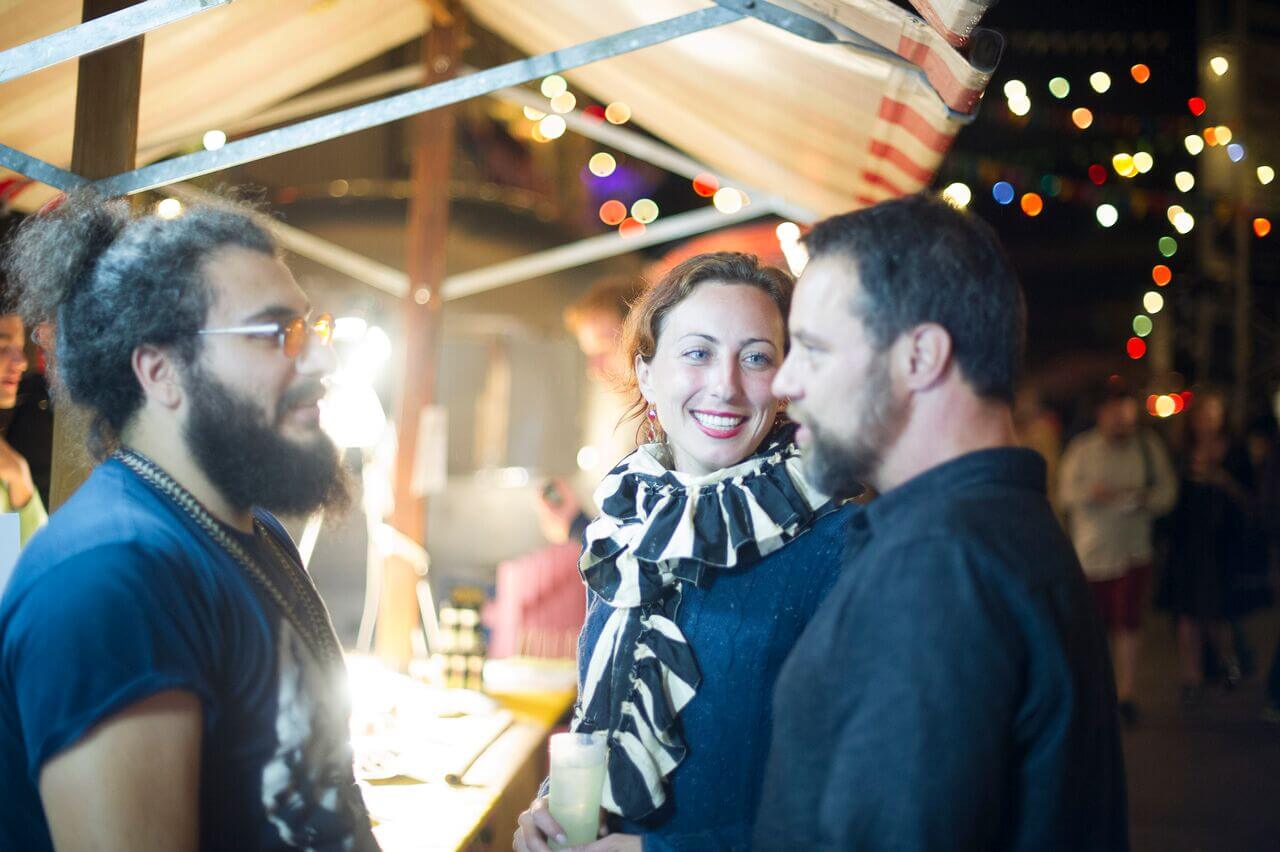 Drei Menschen am Street Food Festival Zürich