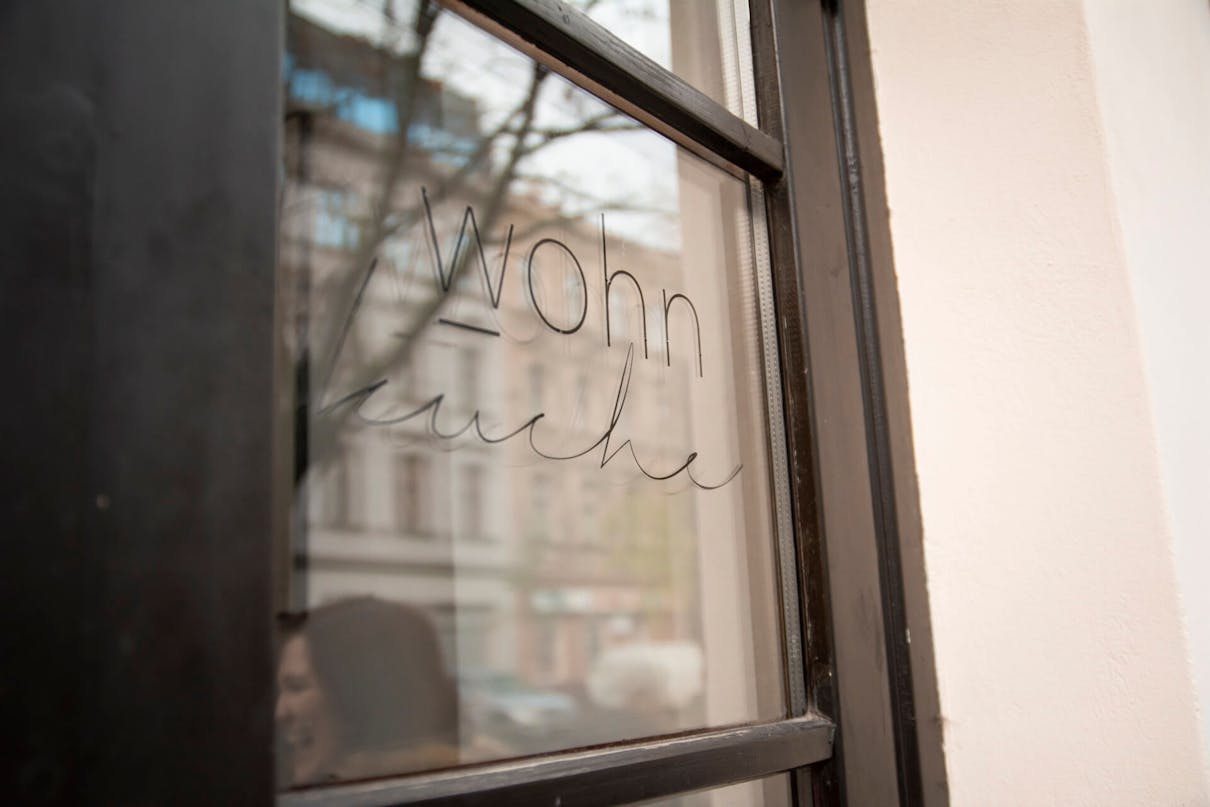 Wohnküche außen Wohnküche Logo am Fenster