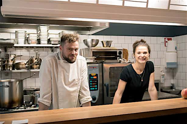 Wohnküche innen Andi und Cori in ihrer Wohnküche