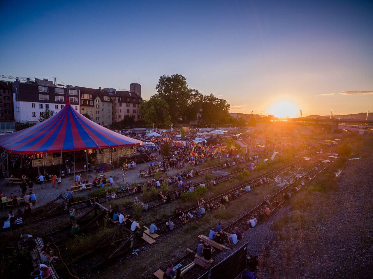 Sonnenuntergang und Menschensammlung