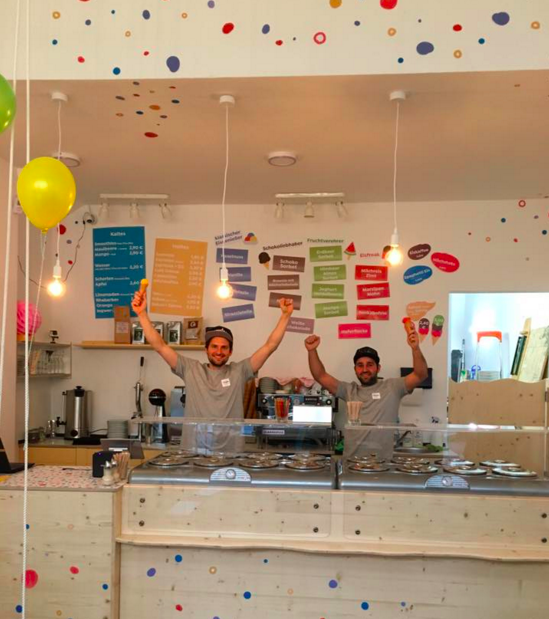 Hitzefrei Eisdiele Geschäftsraum innen mit Geschäftsführer