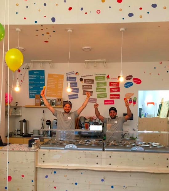 Hitzefrei Eisdiele Hitzefrei Eisdiele Geschäftsraum innen mit Geschäftsführer