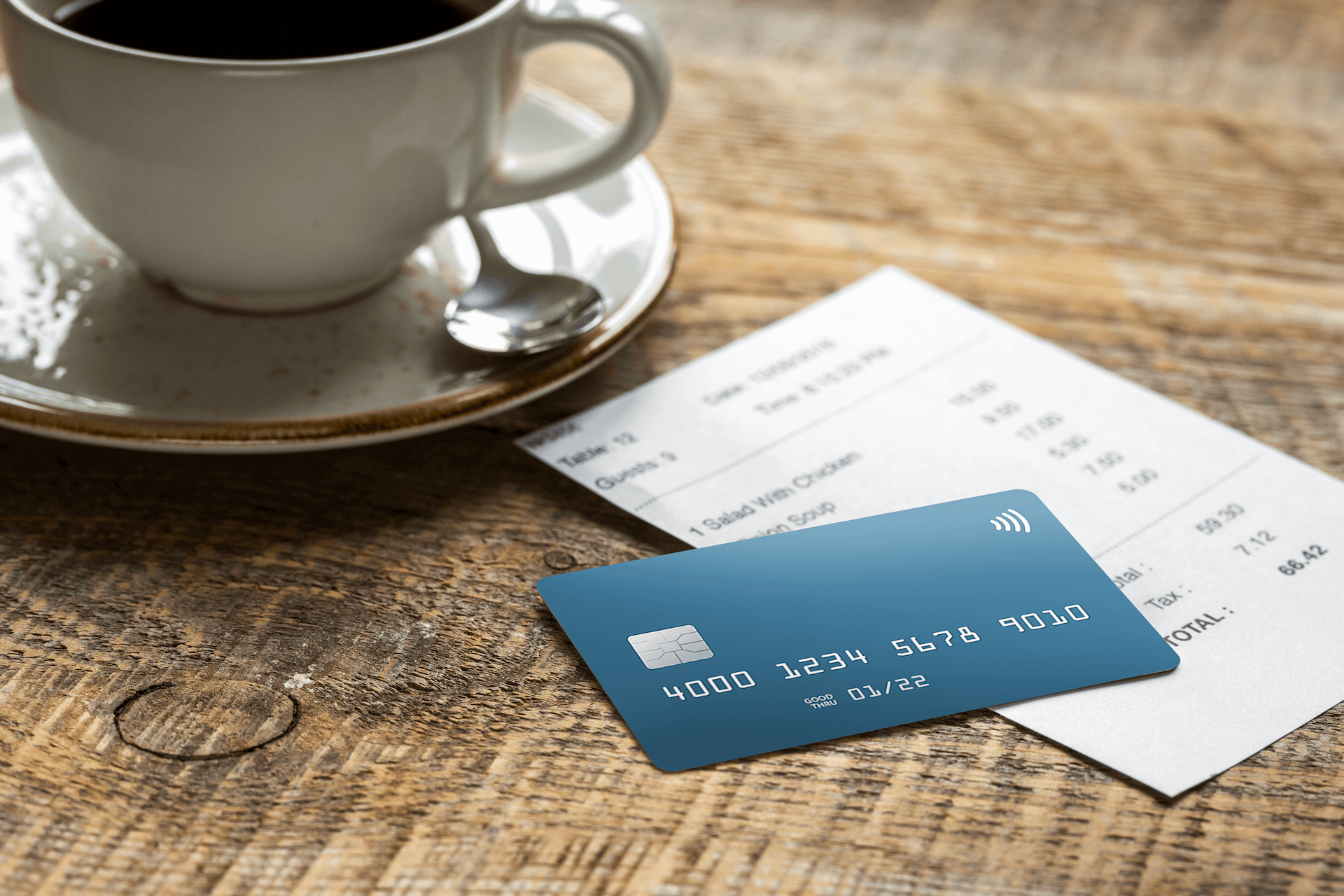 Kreditkarte liegt auf Rechnung im Café