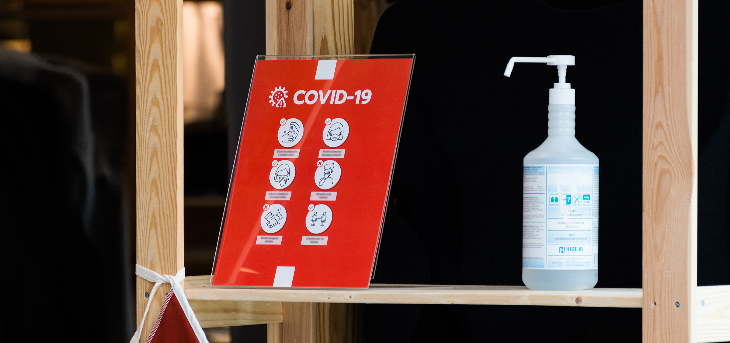 Merkblatt mit Corona-Regeln und Desinfektionsmittel