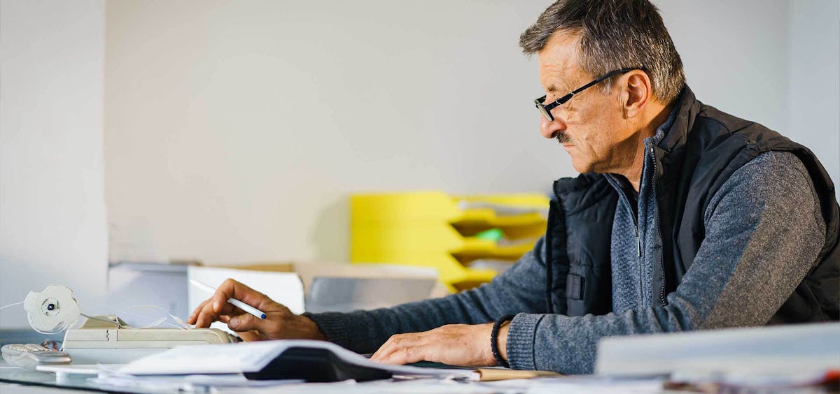 Selbstständig in der Krise Corona Krise Selbstständiger erledigt Büroarbeiten