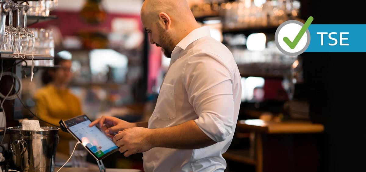 TSE Kasse wird Pflicht Kellner nimmt Bestellung auf iPad auf