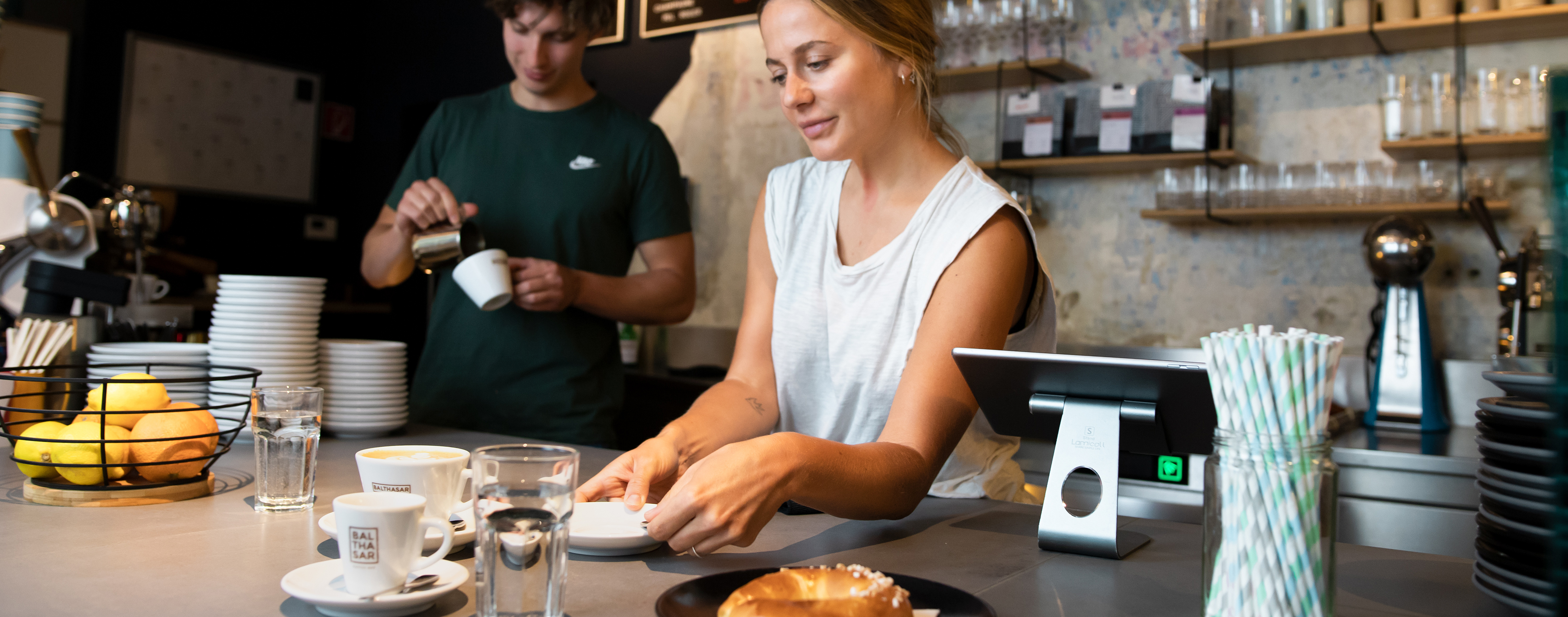 Servicekraft an der Theke im Cafe