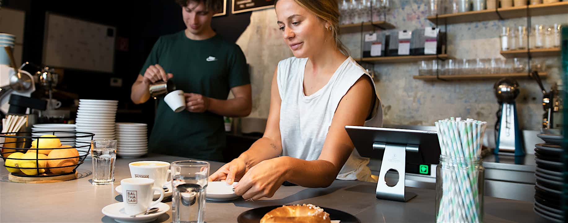 Servicekraft an der Theke im Café Servicekraft an der Theke im Café