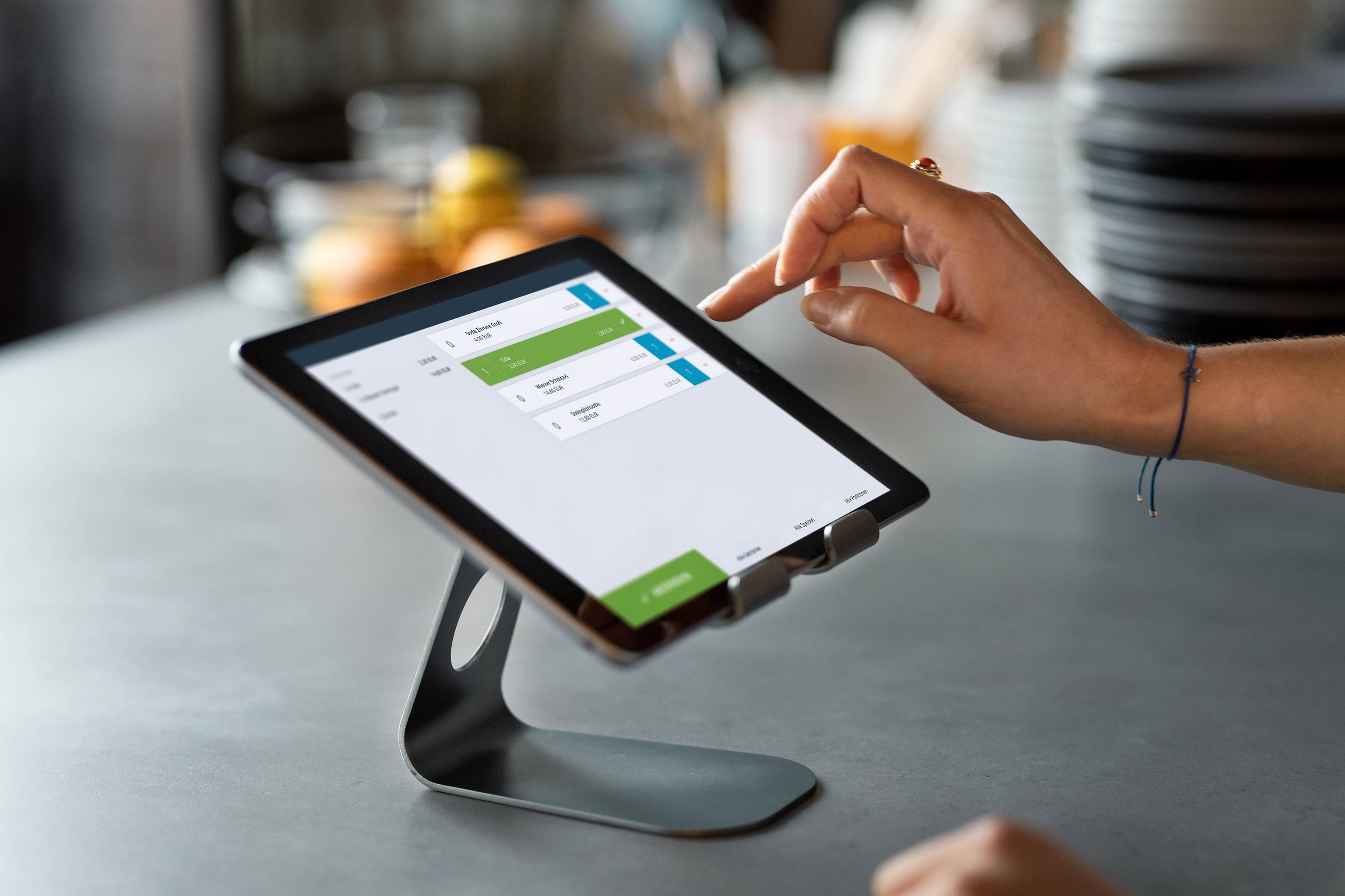 Gastronom bedient ready2order am Tablet