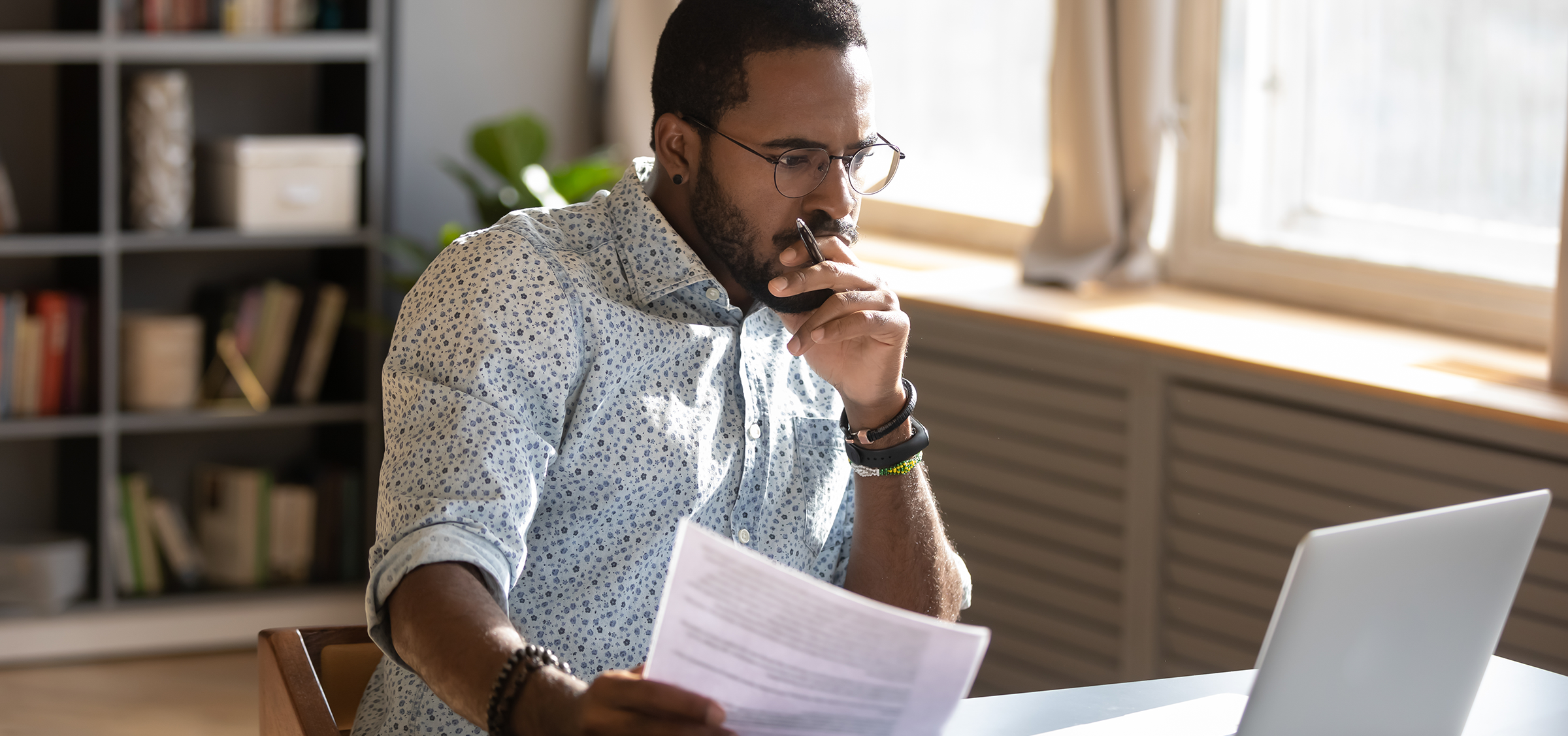 Ein Unternehmer meldet sein Gewerbe an 