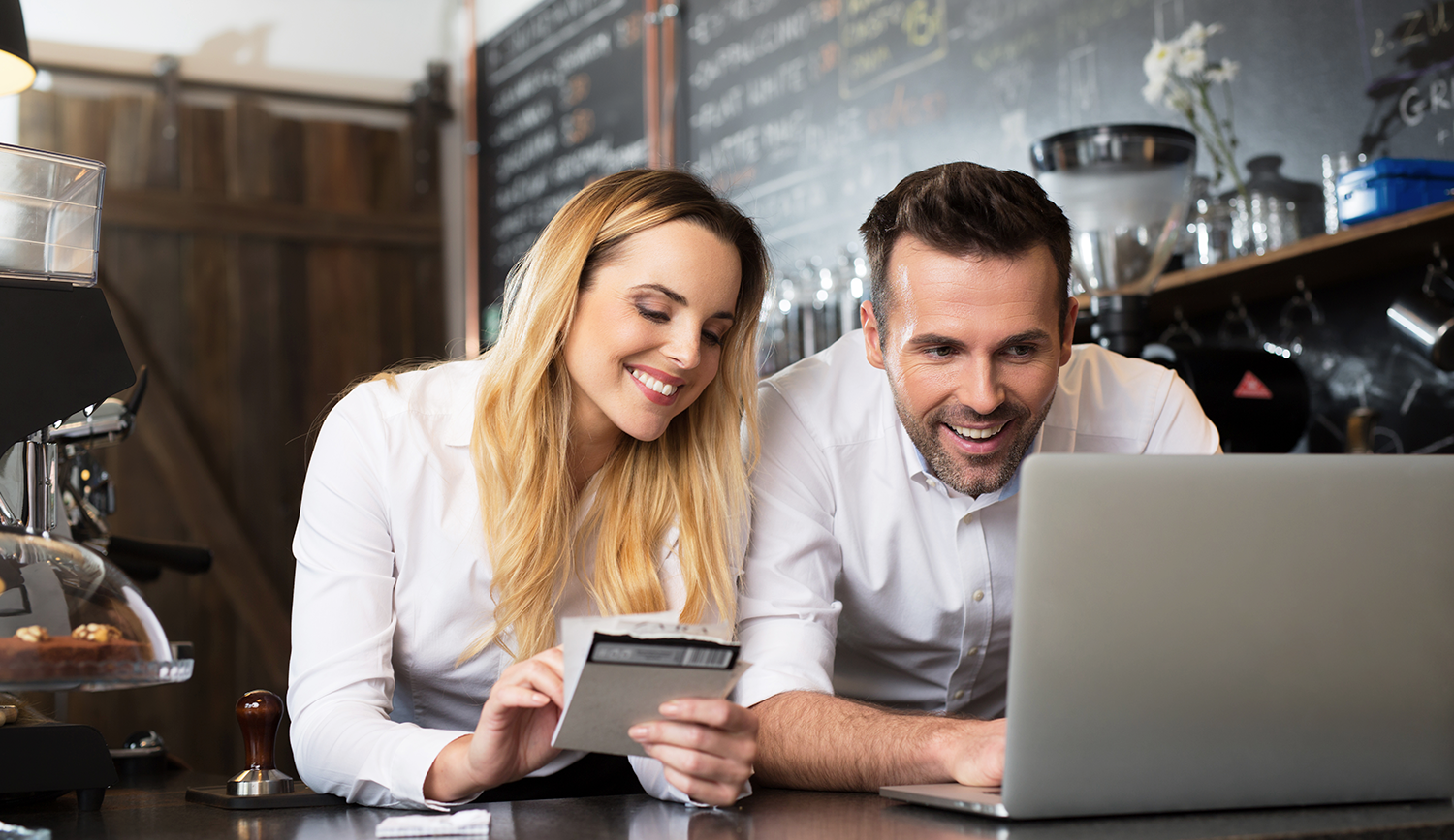 Café Mitarbeiter an der Theke