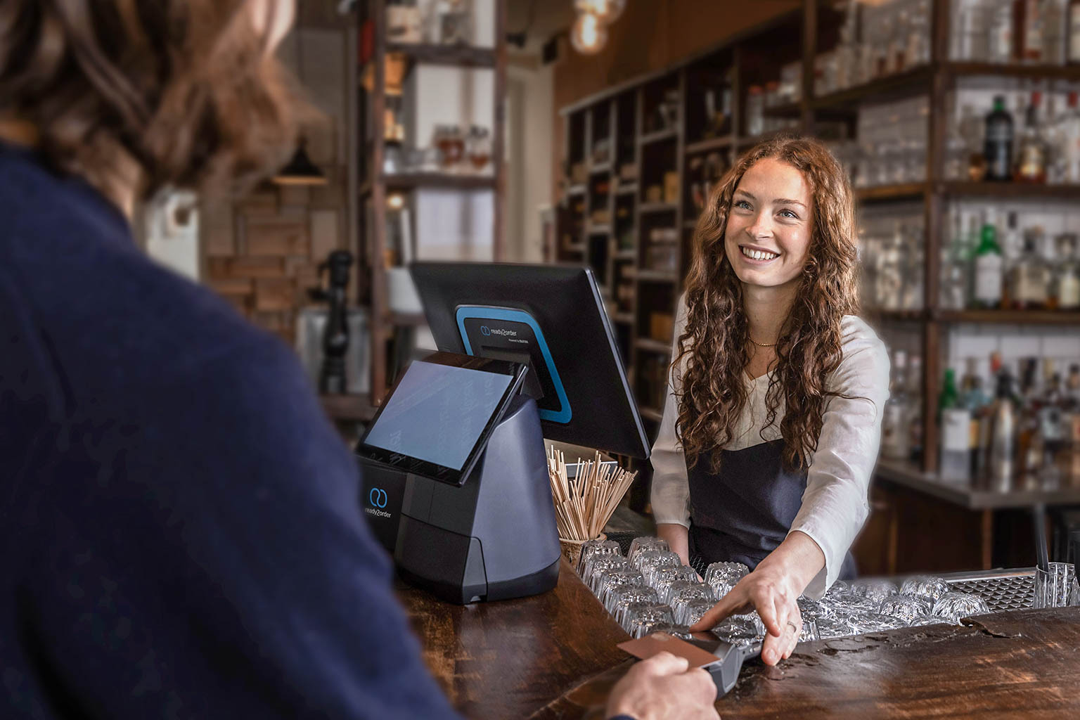 Kellnerin bedient Kunde an der Café Theke
