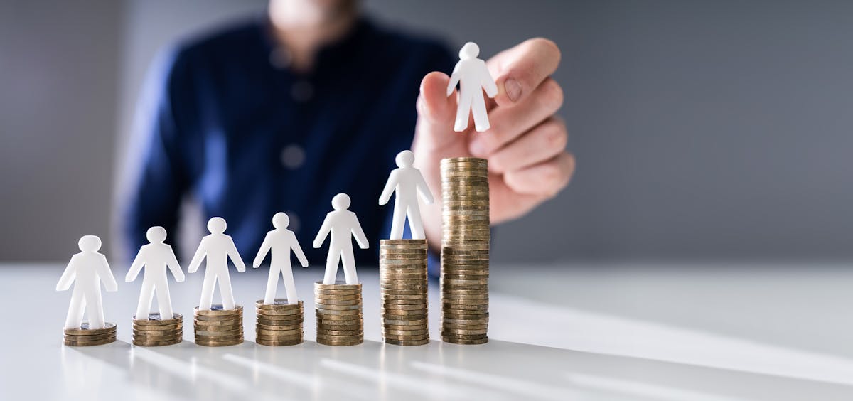 Gehaltsverteilung Mindestlohn: ungleiche Verteilung von Gehältern, Balkendiagramm aus Geldmünzen