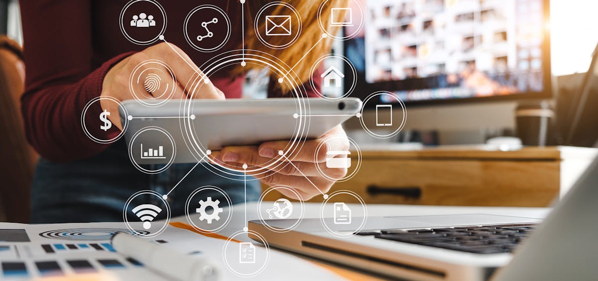 Fördermittel Fördermittel für Unternehmer, Person bedient Tablet und Laptop