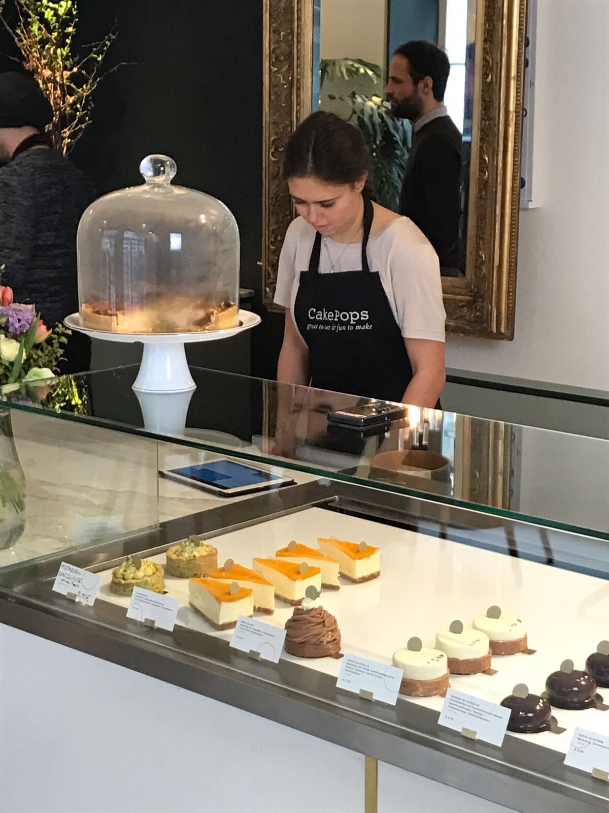 Patisserie Theke mit Desserts