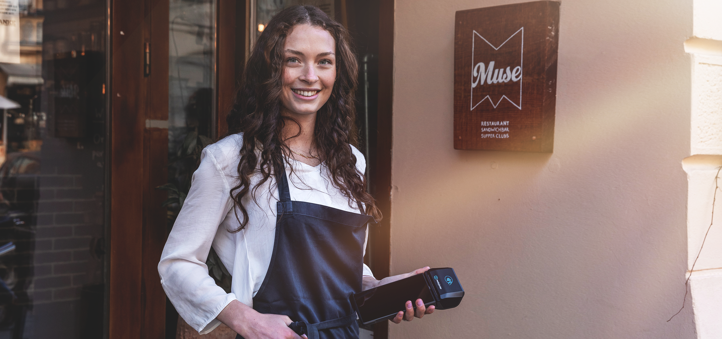 Mit Hilfe von moderner Kartenlesegeräte sofort und bargeldlos bezahlen.