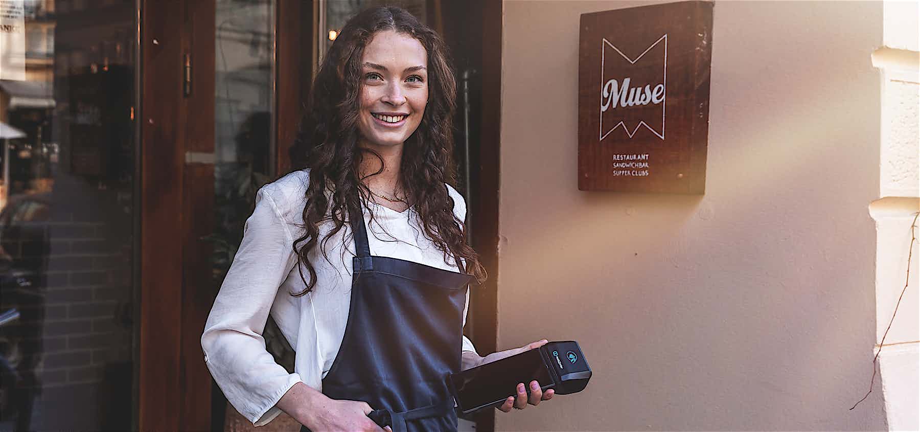 Mit Hilfe von moderner Kartenlesegeräte sofort und bargeldlos bezahlen. Mit Hilfe von moderner Kartenlesegeräte sofort und bargeldlos bezahlen.