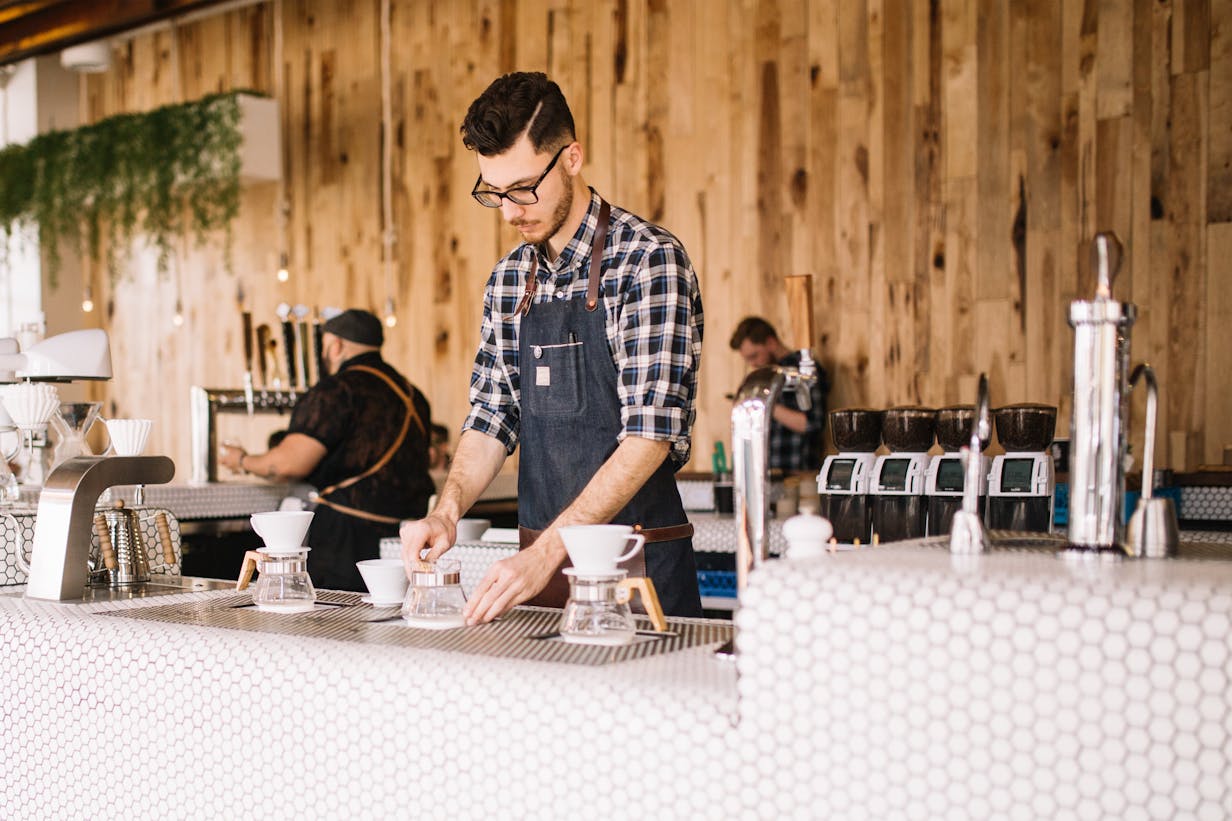 Café Theke Café Theke mit Mitarbeiter