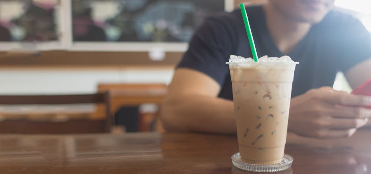 Einwegplastik EU-Verbot von Einwegplastik: Plastikbecher und Strohhalm in einem Café