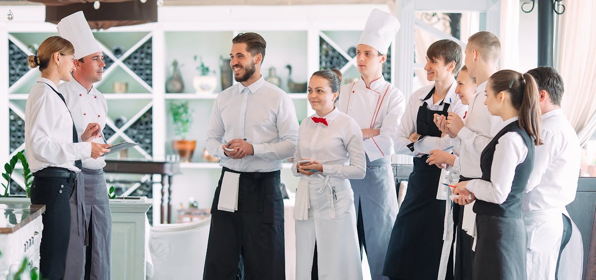 Gastro-Personal begrüßt neuen Kollegen Gastro-Personal begrüßt neuen Kollegen