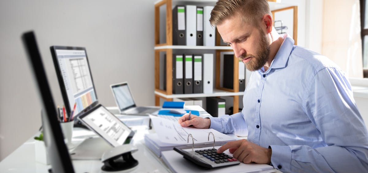 Buchhaltung Schwarzgeld: Unternehmer erledigt seine Buchhaltung