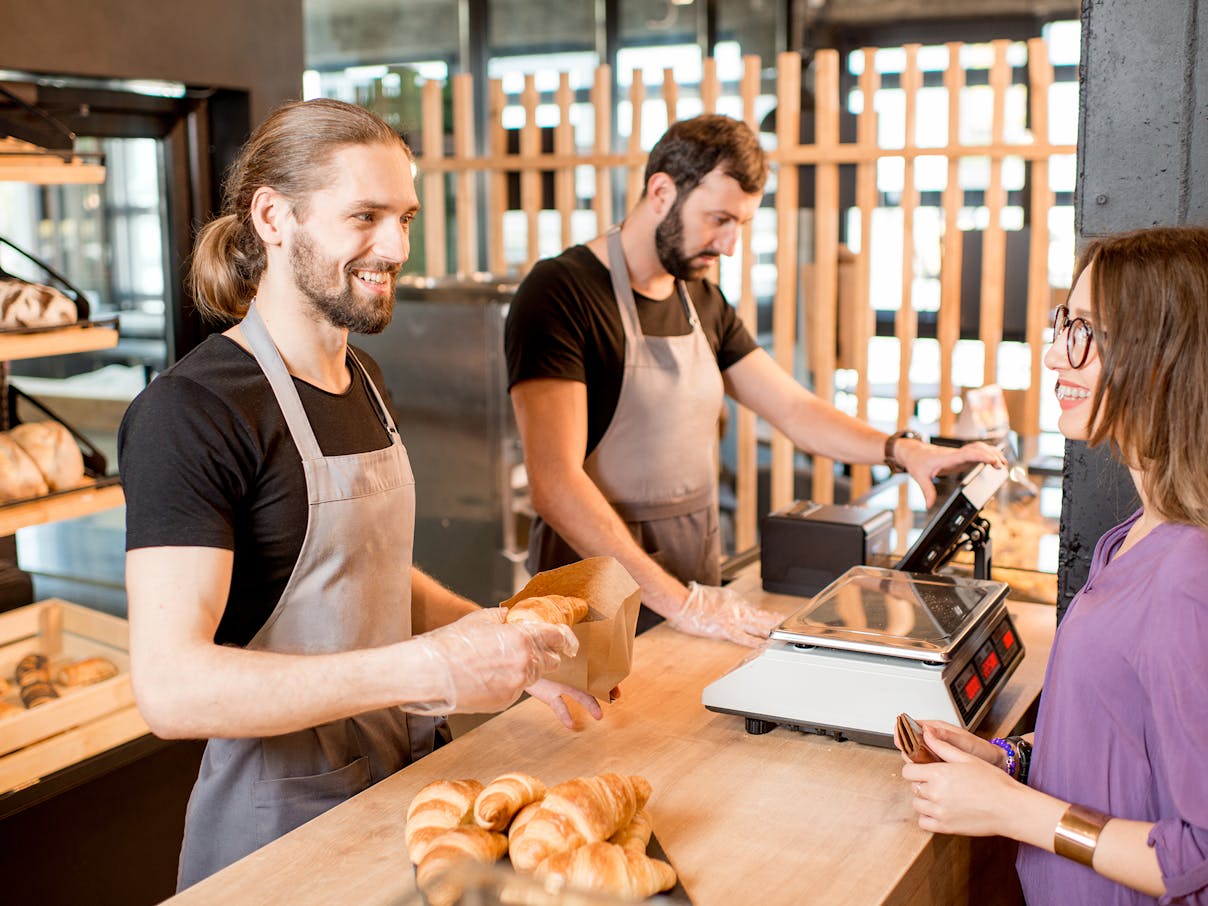 Bäcker im Verkaufsgespräch. Das Kassensystem für Bäckereien
