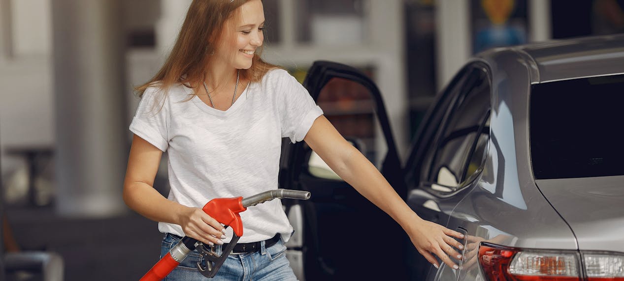 Kundin an der Tankstelle Kundin an der Tankstelle