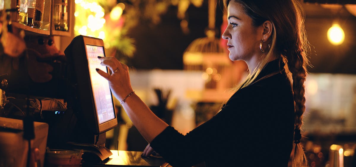 Gastronomin an der Kasse Gastronomin an der Kasse