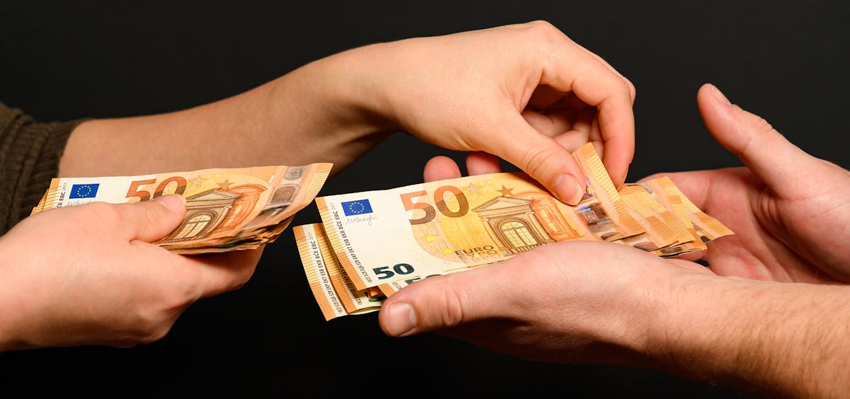 Zahlung mit Geldscheinen Zahlung mit Geldscheinen