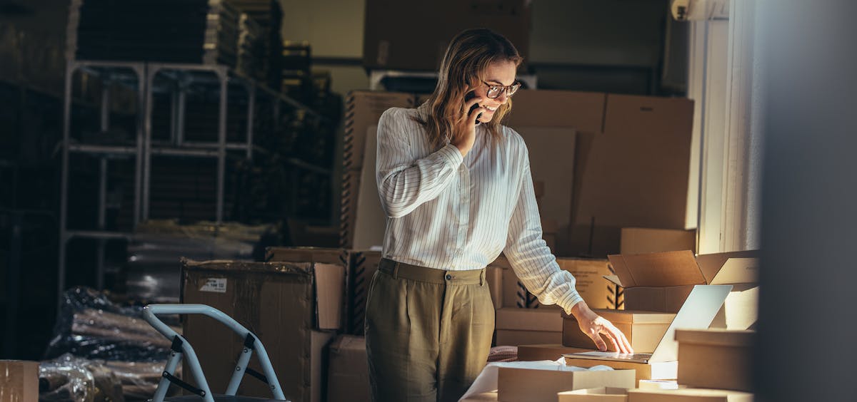 Einzelhändlerin im Lager Einzelhändlerin im Lager
