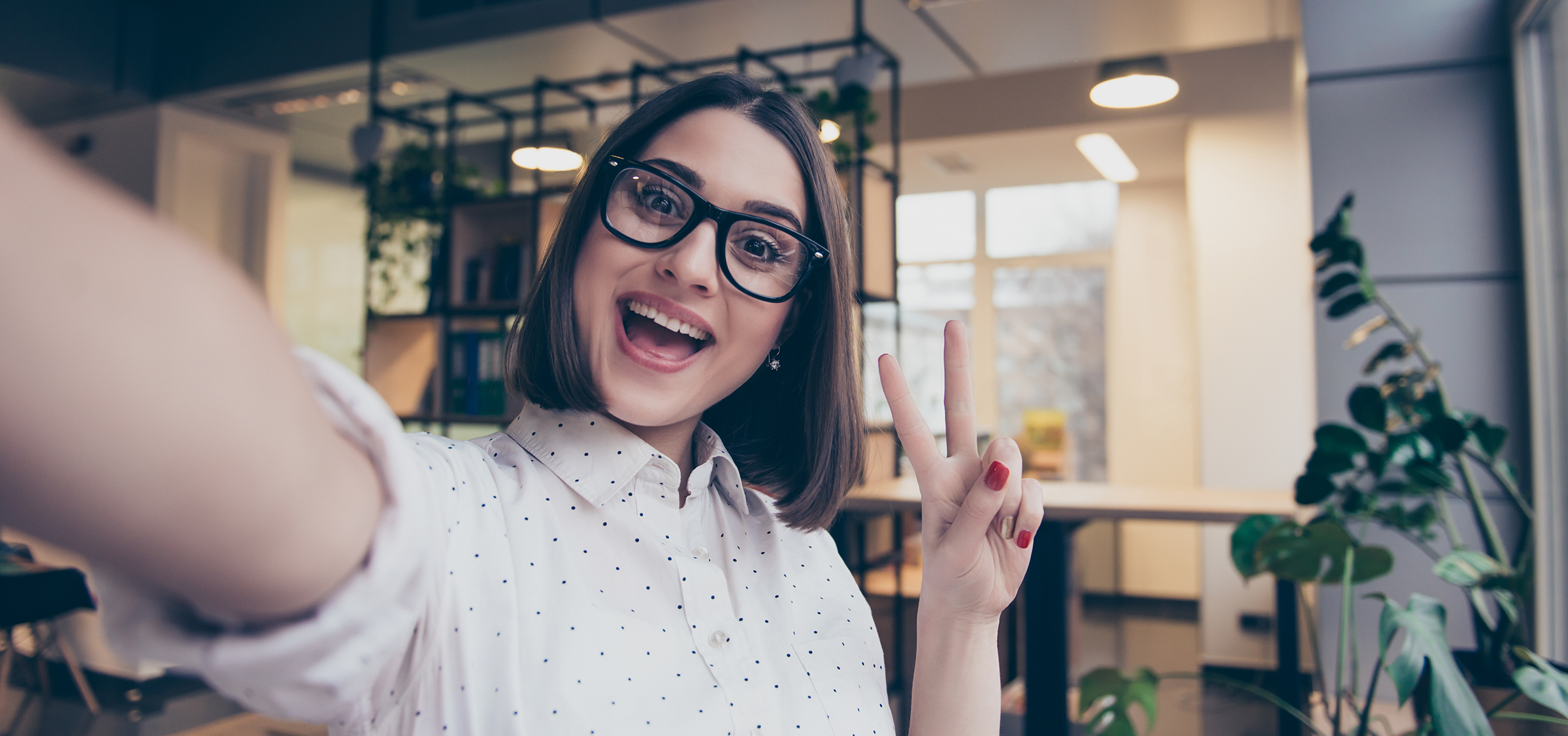 Unternehmerin macht Selfie für Instagram