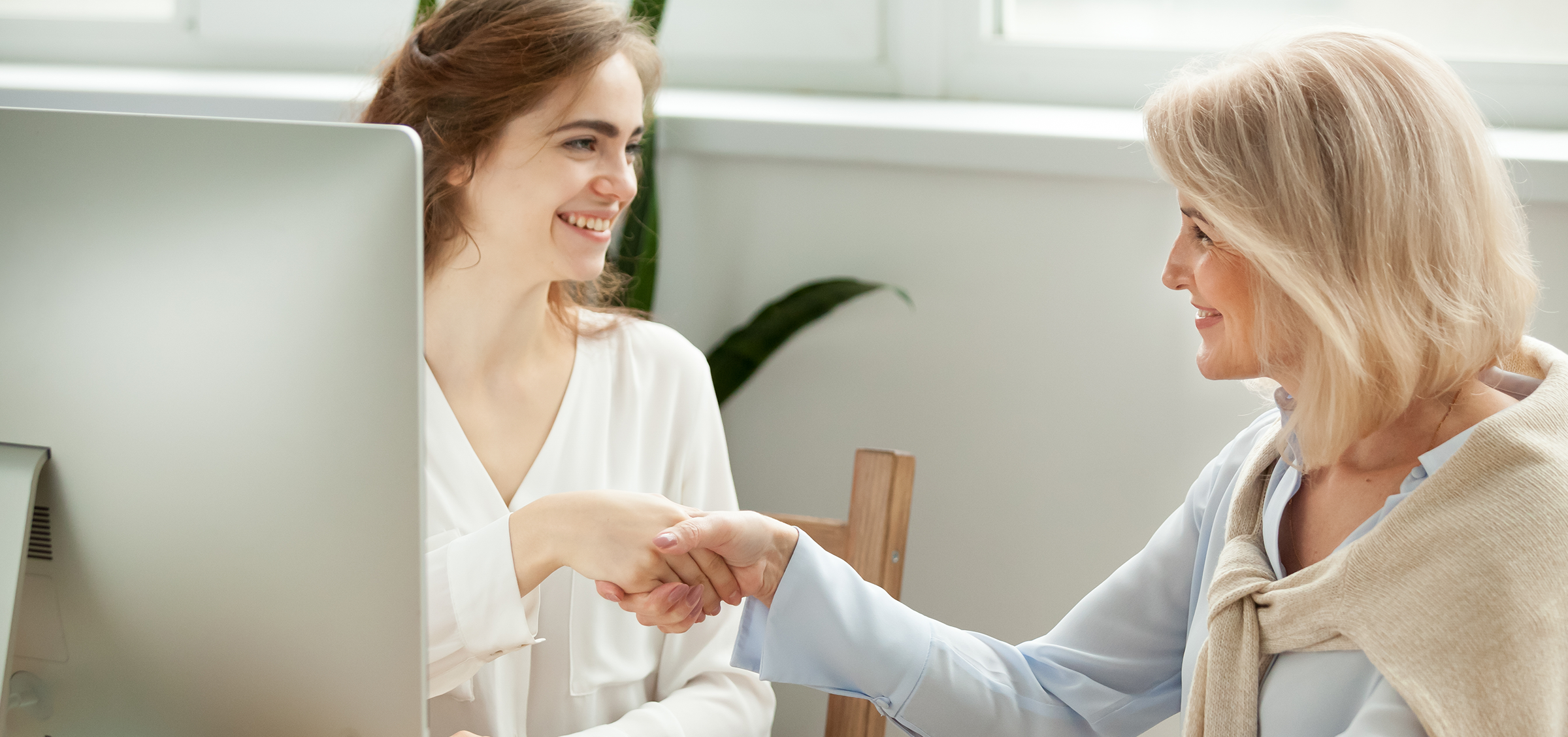 Unternehmerinnen schütteln sich die Hände