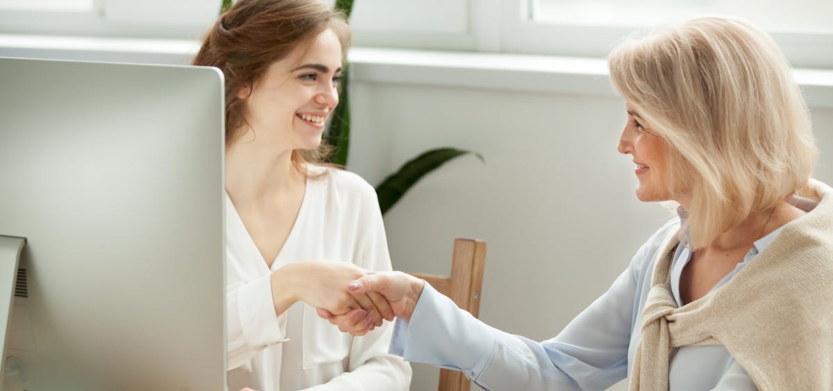 Unternehmerinnen schütteln sich die Hände Unternehmerinnen schütteln sich die Hände