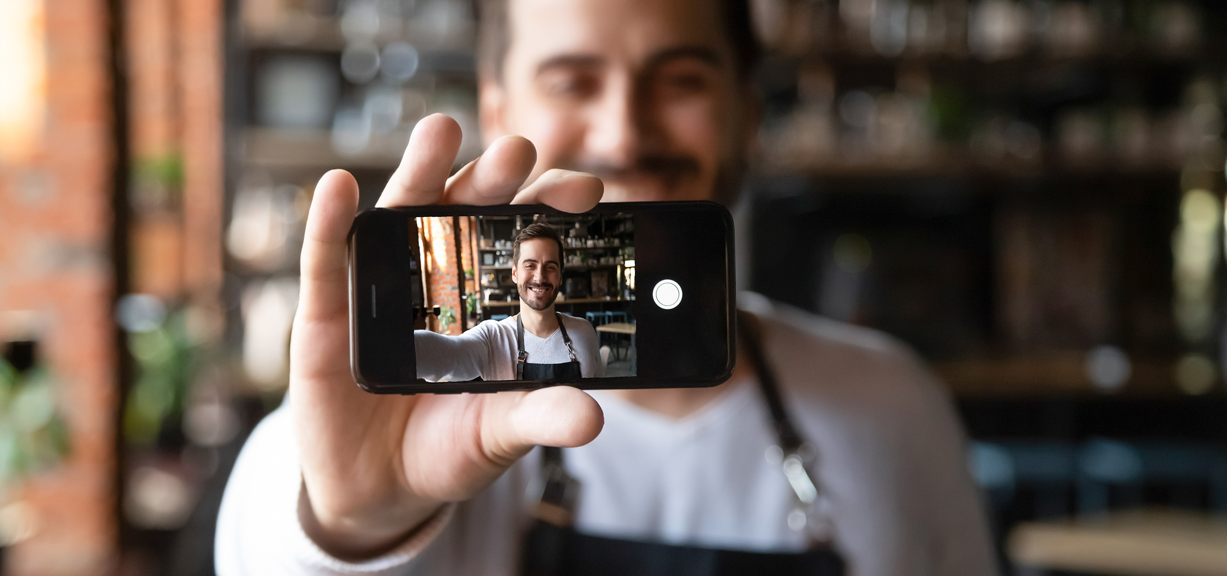 Unternehmer macht ein Selfie mit Smartphone