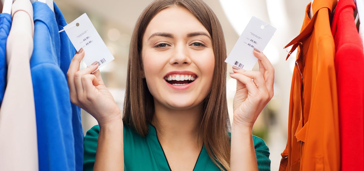 Unternehmerin zeigt Preisschilder Unternehmerin zeigt Preisschilder