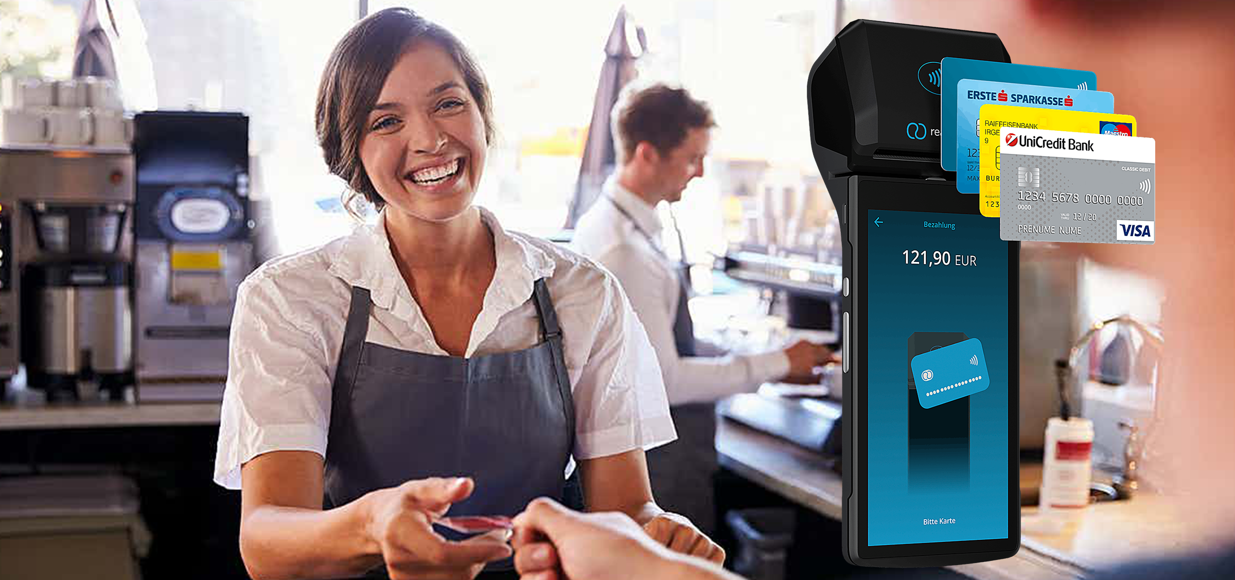 Servicekraft nimmt EC-Karte entgegen