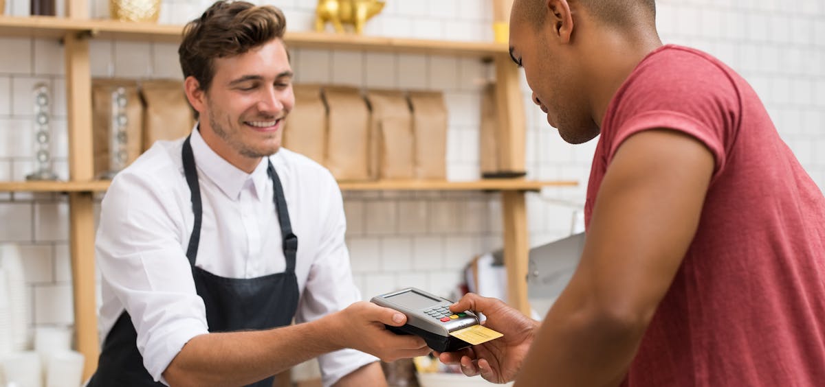 Händler nimmt Kartenzahlung an Händler nimmt Kartenzahlung an