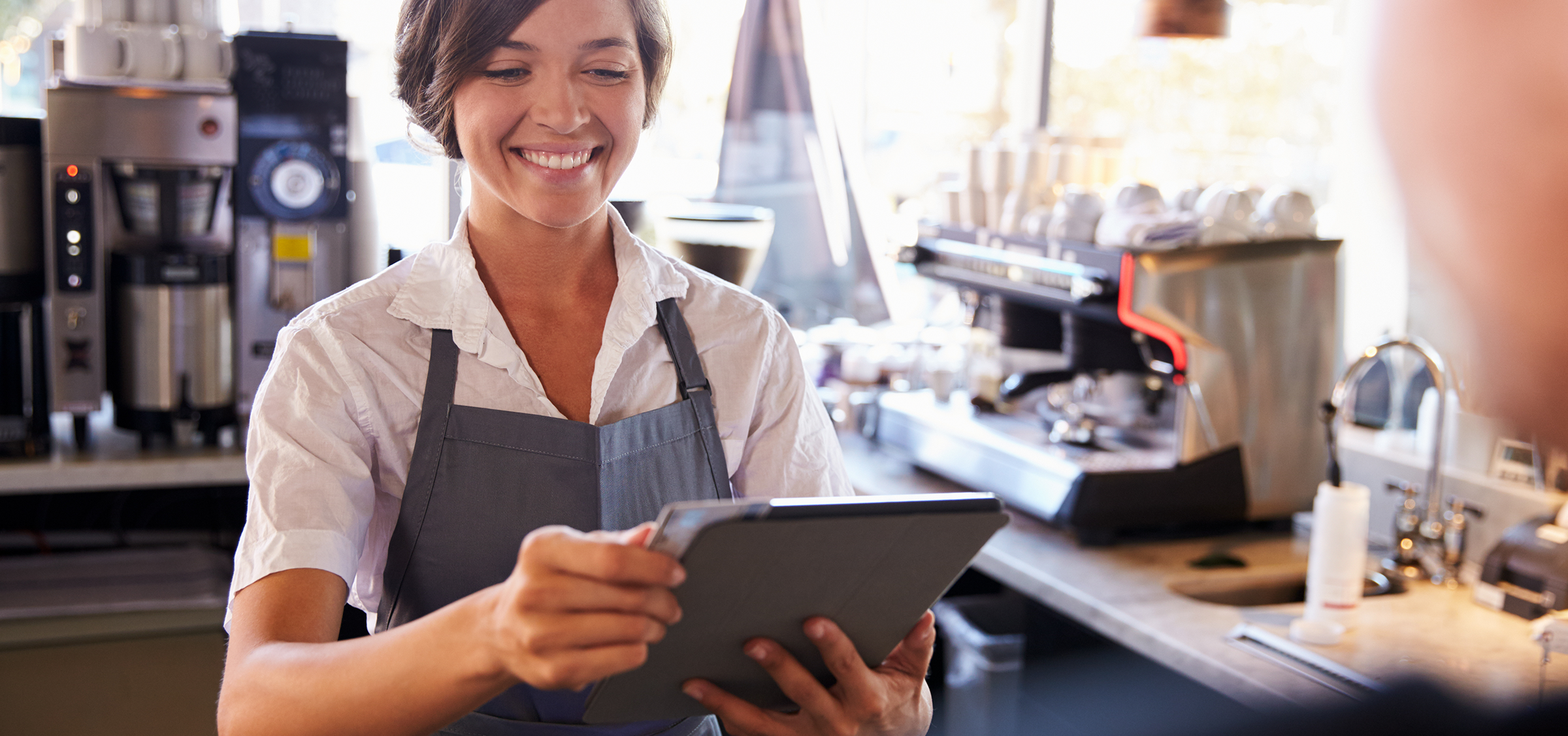 Barista kassiert mit Tablet