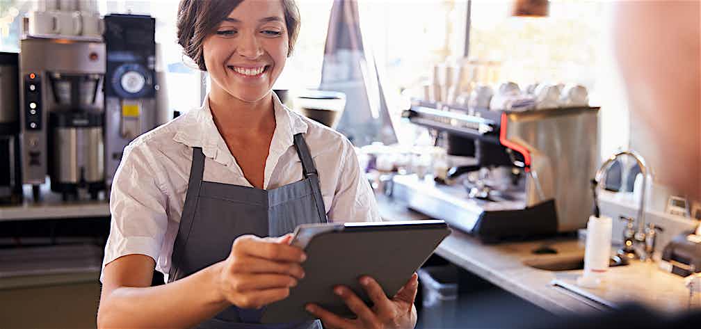 Barista kassiert mit Tablet Barista kassiert mit Tablet