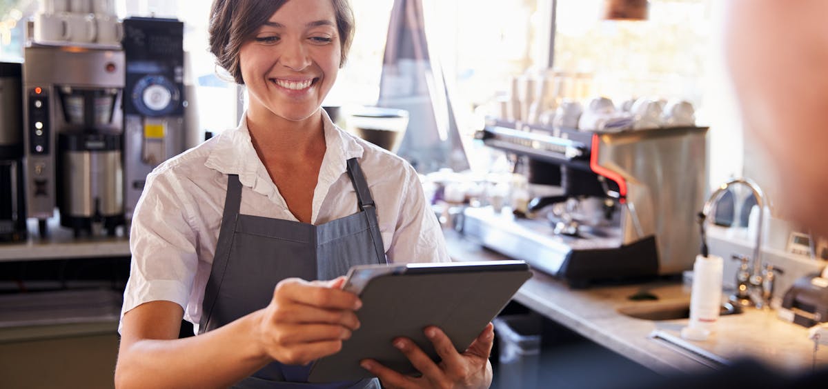 Barista kassiert mit Tablet Barista kassiert mit Tablet